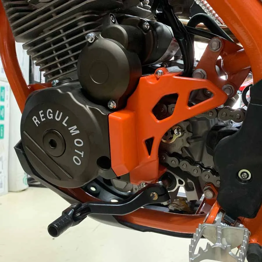 Защита крышки ведущей звезды двиг. ZS172FMM-5 / PR / пластик / OTOM 